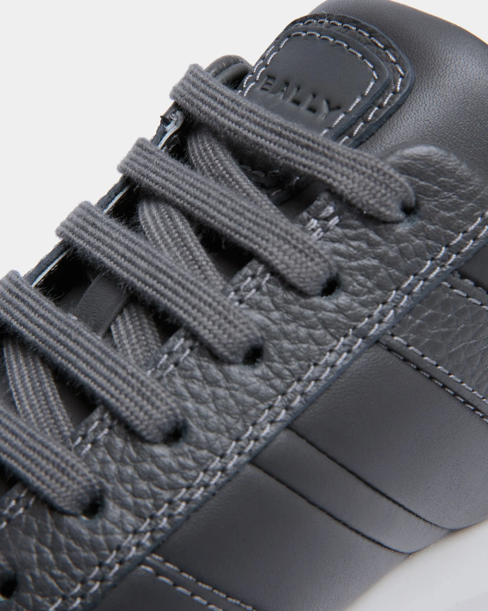 Outline Sneaker In Grey Grained Leather