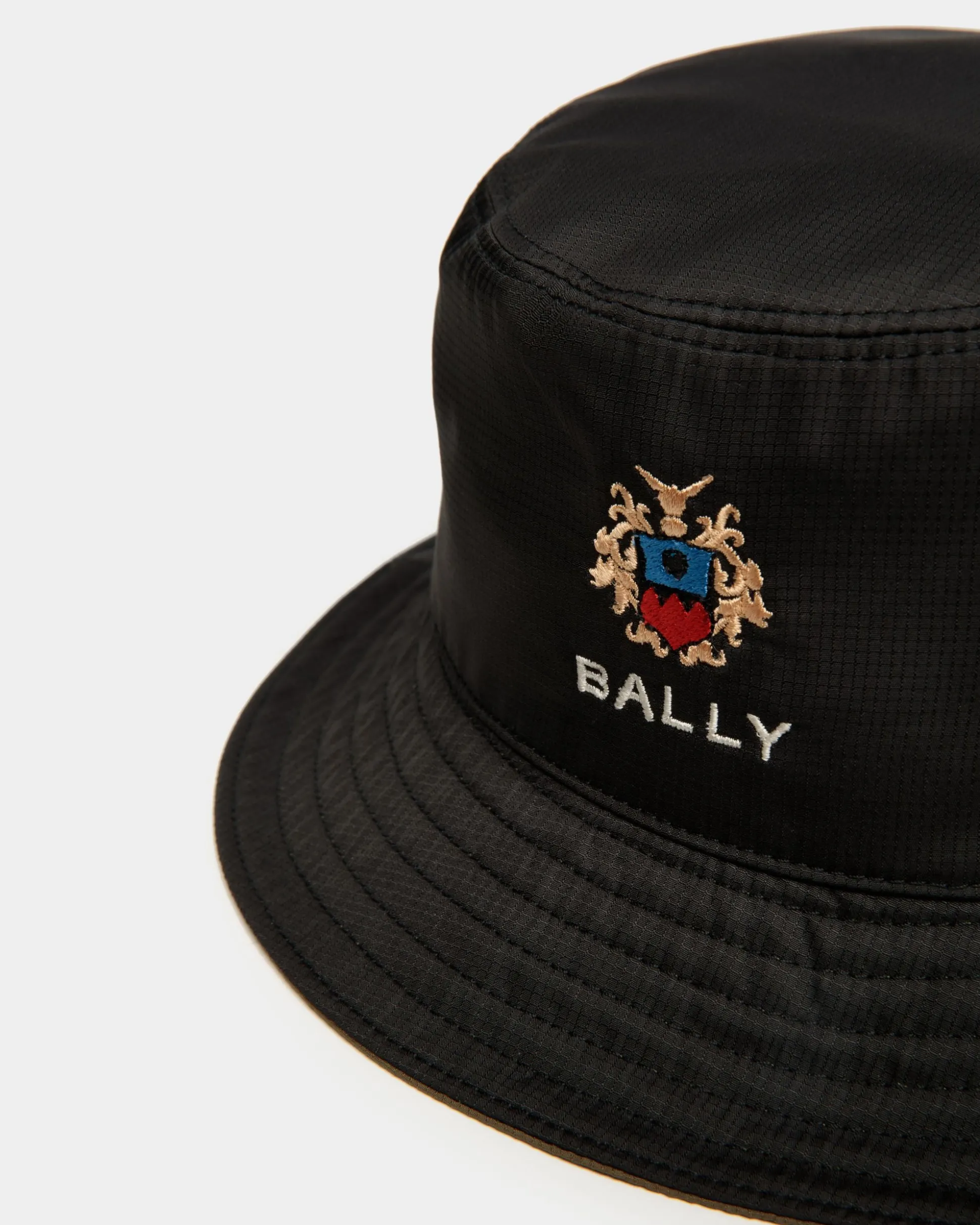 Reversible Bucket With Bally Crest Logo In Black And Olive Green Technical Fabric